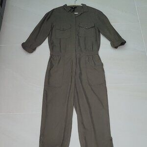 H & M  JUMPSIUT . Size 6